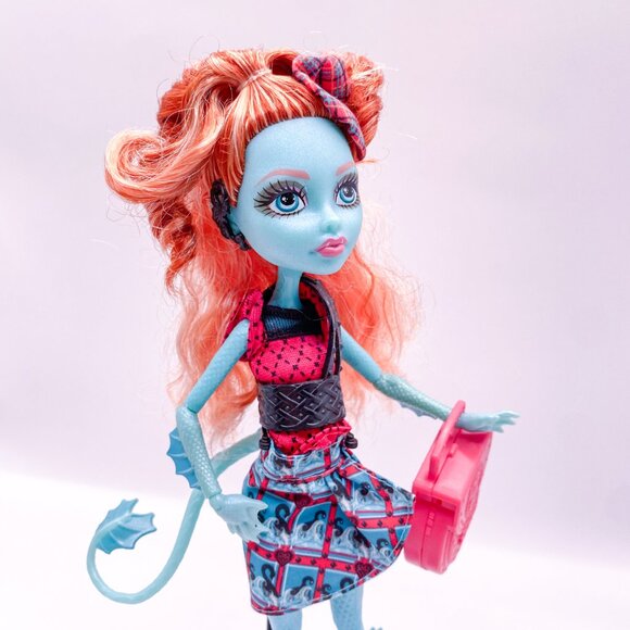 Monster High Lorna McNessie – Monster Exchange – Outfit & Accessories w/ Stand - Picture 2 of 6